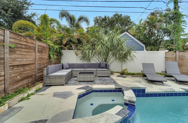 Poolside Paradise - Spacious - Peaceful Patio