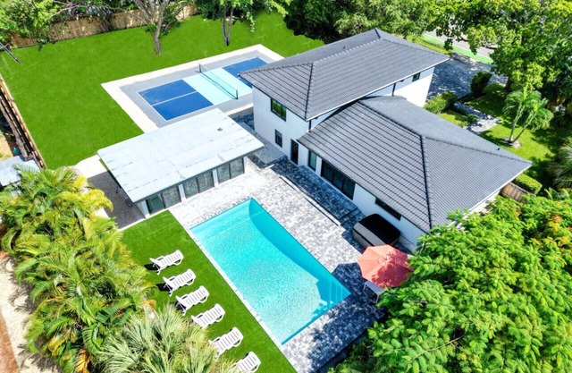 Heated Pool, Hot Tub, Pickleball & Putting Green