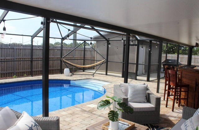 Poolside Retreat! Private pool & hot tub! Only 5 min to Beach!