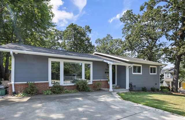 Pop art-themed dog-friendly home with huge deck, grill, cornhole, backyard