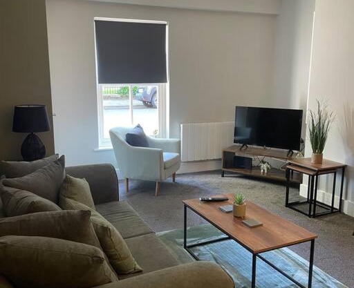 Poplar House-2Bedroom house in town centre with free Parking by ShortStays4U