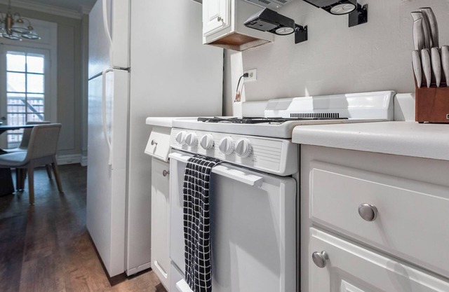 PoplarHouse 1BD+Den 13