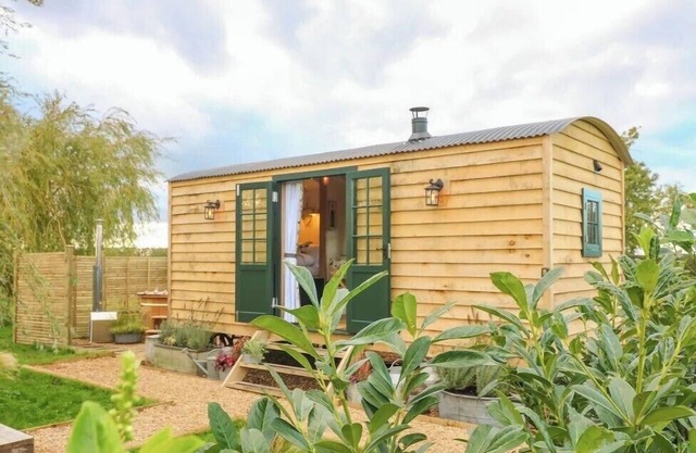 Poppie's Shepherd's Hut - Sleeps 2 & Hot Tub