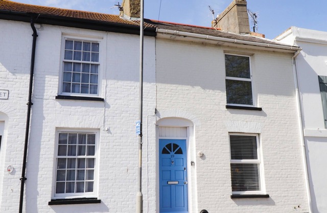 POPPY COTTAGE, family friendly, country holiday cottage in Deal