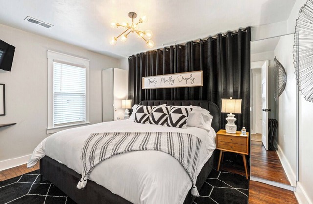 Poppy & Rye Cottage; one block from Magnolia, walkable to everything!