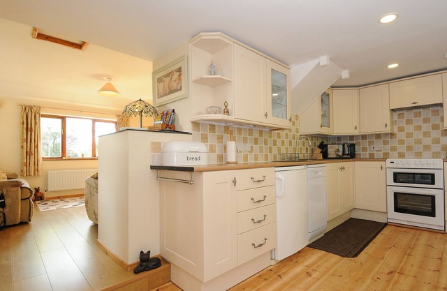 POPPY'S BARN, family friendly, character holiday cottage in Altarnun
