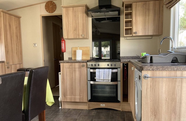 Poppy's Charming lodge situated on Oakdene forest park.