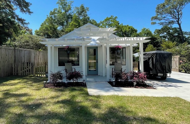 Pop’s Country House by the Bay…LOCATION Walk to the Pier and Downtown Fairhope!