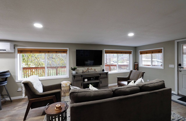 Popular Clearwater river Idaho. Enjoy Outdoor kitchen, Hot tub and spa shower.