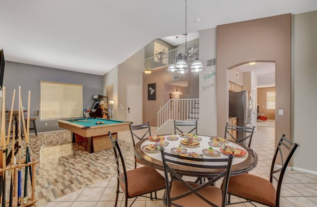 Popular Pool Table-Pinball-BarBQ-5 beds,1 bed down