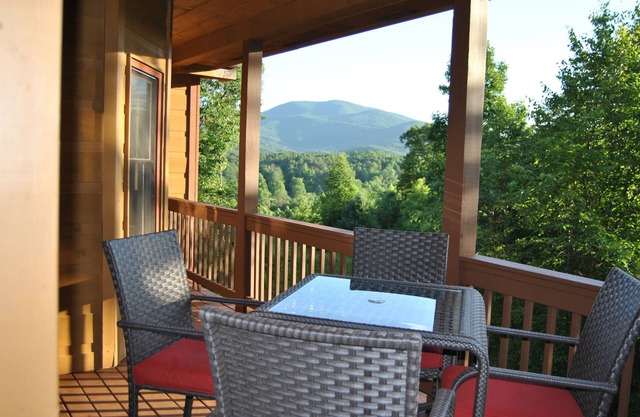 Populaire côté sud - Belle vue sur les montagnes - pavée à la porte d'entrée