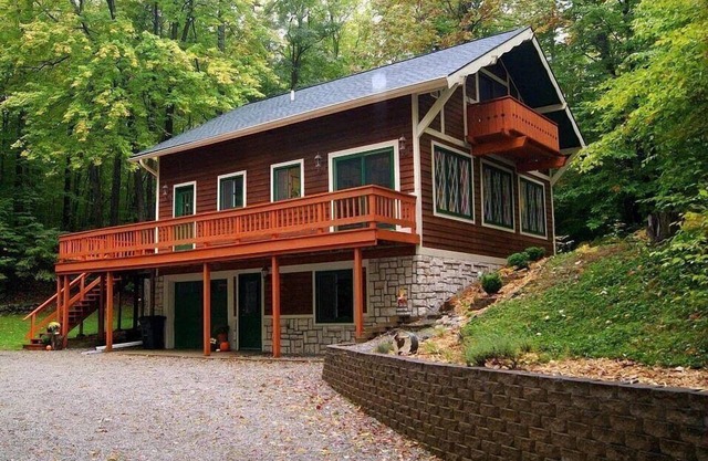 Porcupine Lodge · Stunning Cabin - Arcade & Pickleball - sleeps 13