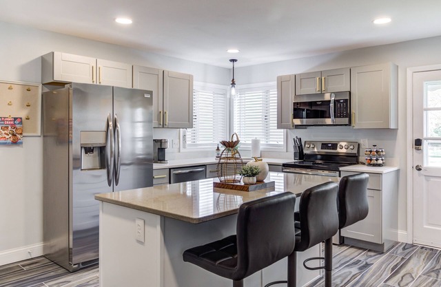 Port Clinton 4 Bdrm Luxury-2 blocks from beach