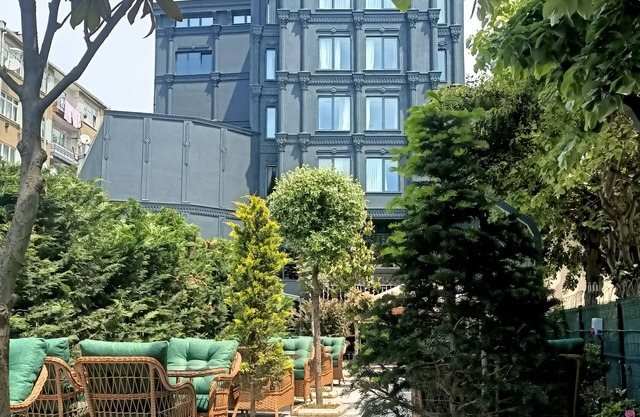 Porta Romanos Hotel