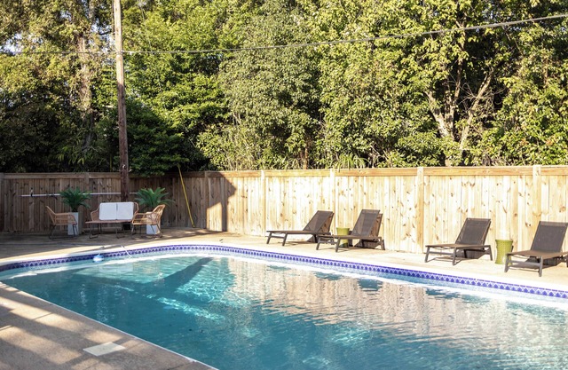 Porter #6 - Perfect Ocean Springs location with Pool - near Beach and Downtown!!