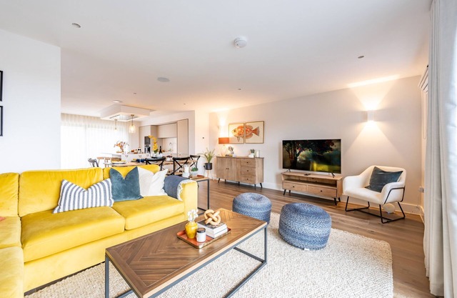 PORTH BEACH VILLA, pet friendly, luxury holiday cottage in Newquay