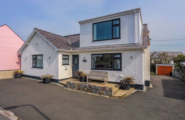 PORTH EWYN, pet friendly, country holiday cottage in Trearddur Bay