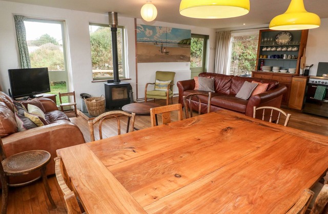 PORTH FARM ANNEXE, pet friendly, with open fire in Mawgan Porth