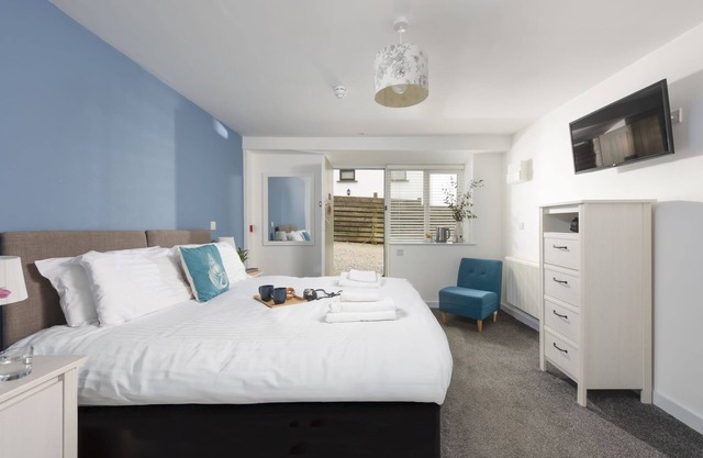 Porthcurno, B&B - a hotel room that sleeps 2 guests in 1 bedroom
