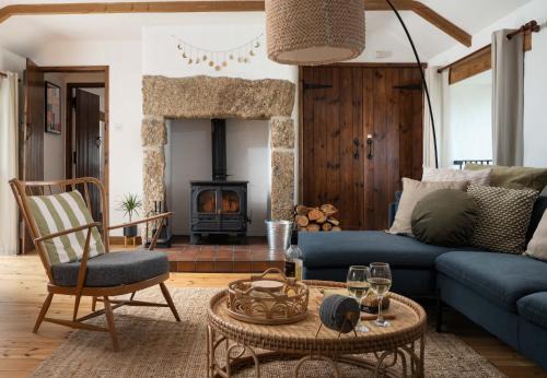 Porthcurno Barns, The Big Barn - Spacious & cosy cottage, walk to Porthcurno beach, Pedn Vouder & Minack Theatre