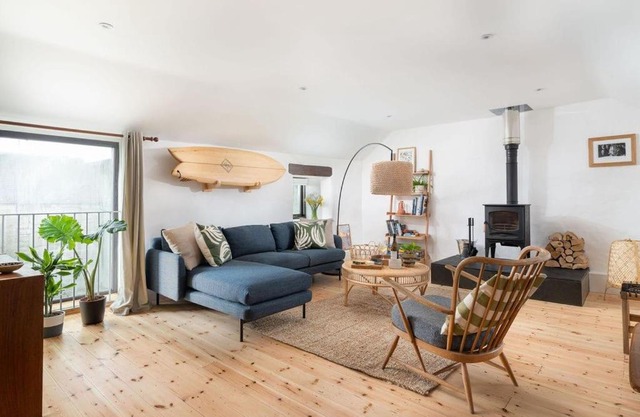 Porthcurno Barns, The Cart Lodge - Cosy cottage, walk to Porthcurno beach, Pedn Vouder & Minack Theatre