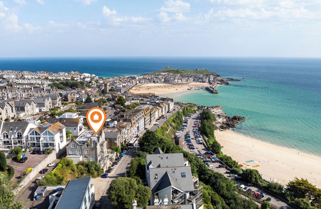 Porthia Penthouse, 2 bedrooms, 2 bathrooms, sea views, parking and free WiFi