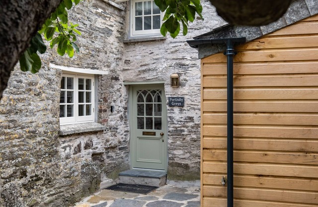 PORTHILLY GREYS, pet friendly, country holiday cottage in Rock