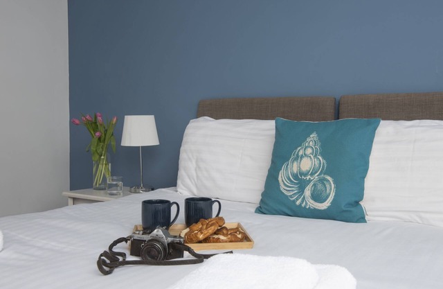 Porthledden, B&B - a hotel room that sleeps 2 guests in 1 bedroom
