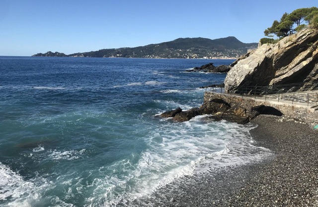 Vue sur la mer de Portofino pour les couples en visite dans les villages de la Ligurie comme 5 Terre