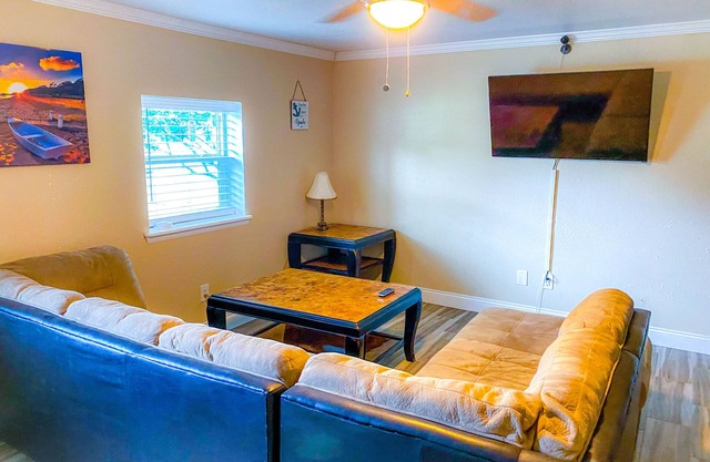 Posh 2 BR 1 Ba Close to Beach Shops and Bases in central fort Walton beach