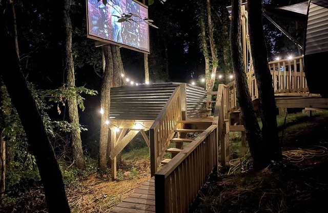 Posh Mountain Camping w/ 120" Screen Theater ·Hot-Tub · Firepit · Hiking Trails