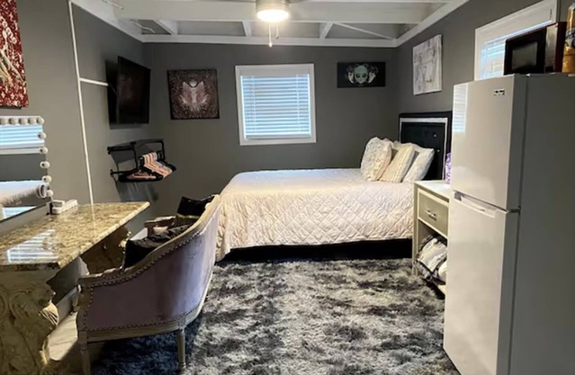 Posh Princess Pad Close To Beach, Bases, and Shops In Central Fort Walton Beach.