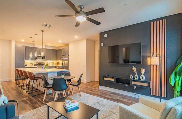 Posh 2BR Kierland Commons+TPC Golf+Pool+Gym+W/D