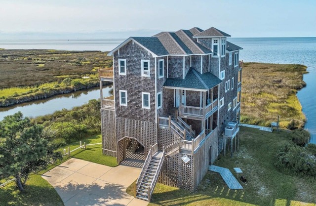Positive Latitude OBX - VIEWS, Waterfront, elevator, all en suites