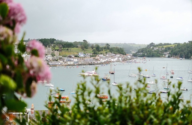 POSTCARD LODGE, family friendly, character holiday cottage in Polruan