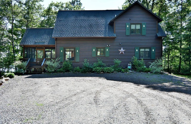 Potato Lake House - Magnifique chalet en bois rond sur le lac de pomme de terre vierge.