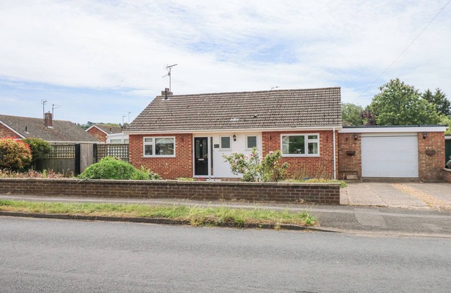 POTTER'S RETREAT, pet friendly, with a garden in Dersingham