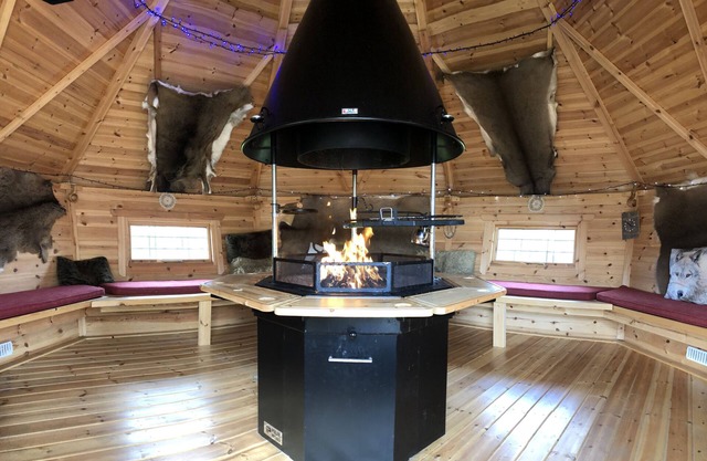 Potter’s Lodge Luxury Yurt at Peake’s Retreats glampsite, 6 couchages avec bain à remous
