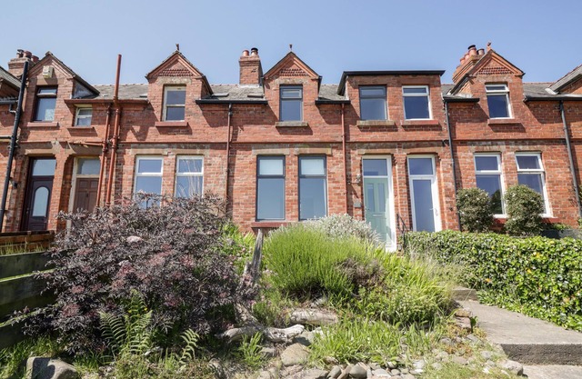 POW-WOW SHORE COTTAGE, pet friendly, with open fire in Annan