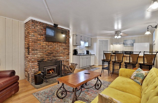 Powder Park Place: Lower Unit. Cozy and close to the Mountain! Discounted ski rentals.