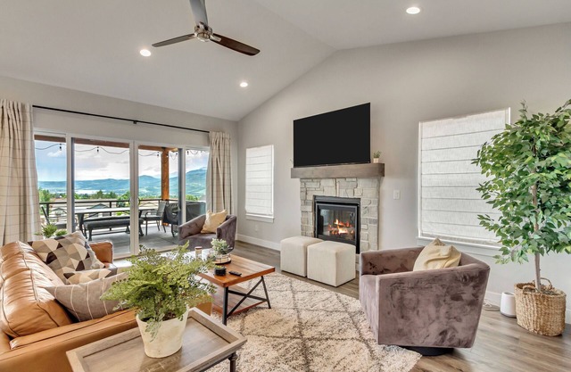 "Powder & Pine" NEW Mountain and Lake View Home in Eden, Utah