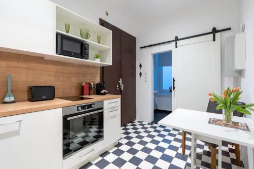 Practical 1BR Flat by Center by HM