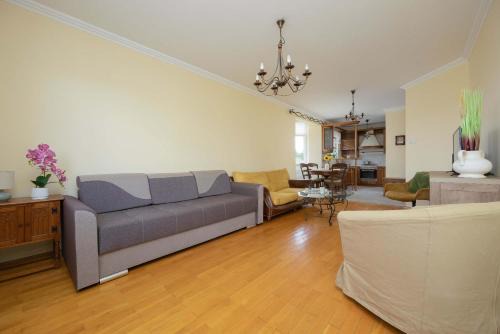 Practical Apartment with Parking in Warsaw Bialoleka by Noclegi Renters