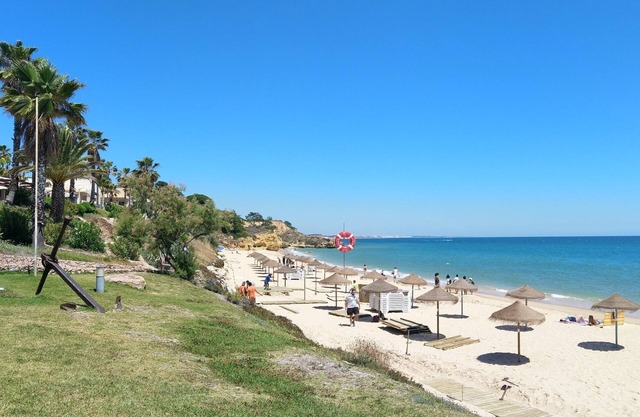 Eulália Beach with swimming pool 700m from the beach