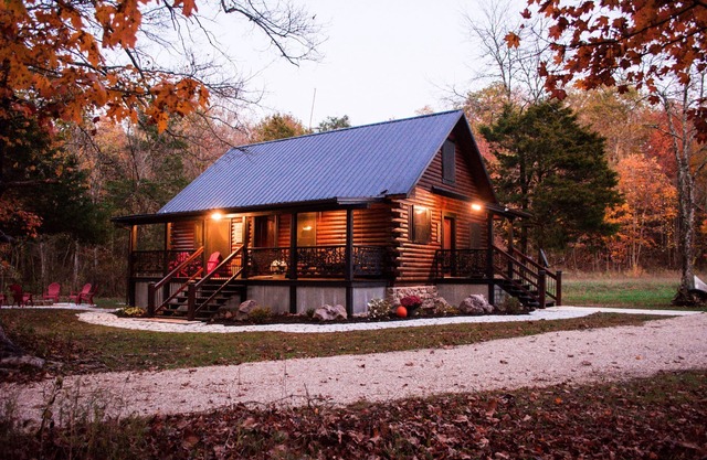 Prairie Hollow Hideaway, confortable chalet en bois rond de 3 chambres situé à 1 mile de Two Rivers