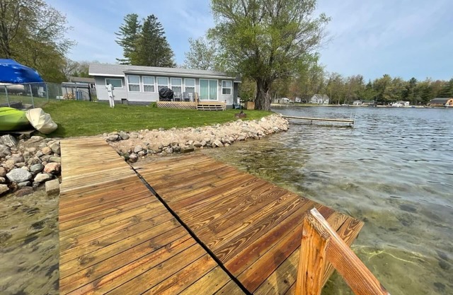 Pratt Lake Peninsula:Spring Serenity: Cozy Cottage on Beautiful Pratt Lake