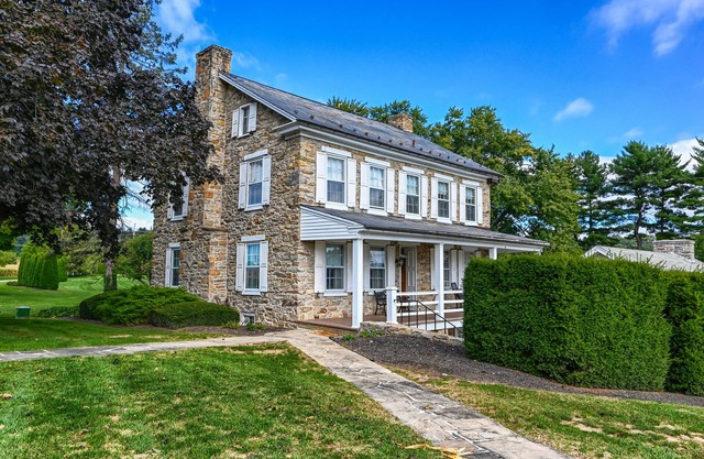 Pre-Civil War Farmhouse / Personal Private Golf Course