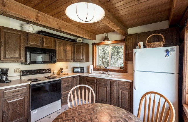 Preacher's Cabin - une vraie cabane en rondins du Montana, juste au bord de la rivière - 6 couchages