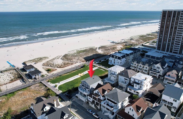 Premier beachfront “Beach Pad” - 9 bdrms/ 15 bed
