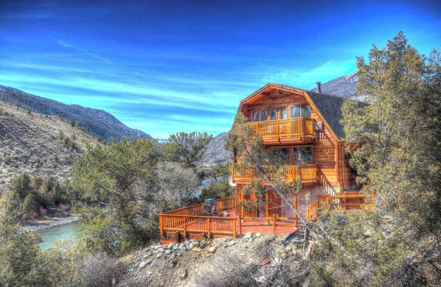 Premier Home 4 Bedroom 2 Bathroom on Yellowstone River 10 min to Park Entrance